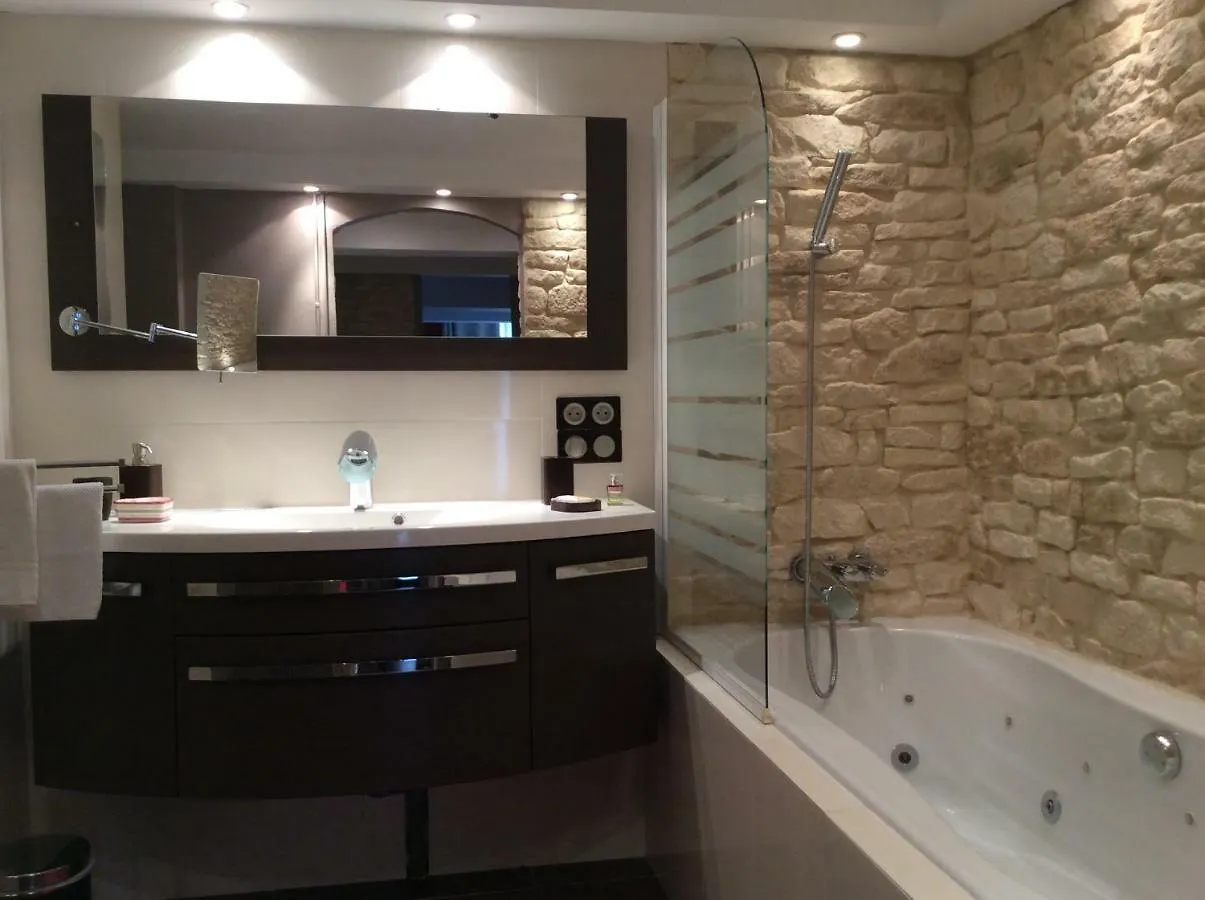 Clot De Felines Chambre Spacieuse Hotel Entrevaux Guest house