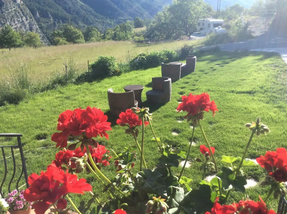 Clot De Felines Chambre Spacieuse Hotel Entrevaux Guest house